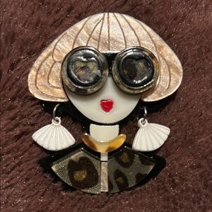 Stylish 3-D Anna Wintour 3-D Acrylic Brooch with Sunglasses and Earrings